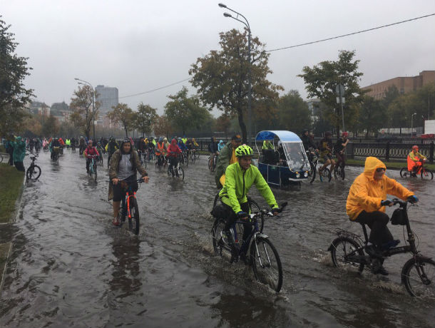 Ростовчане устроили велопарад под проливным дождем