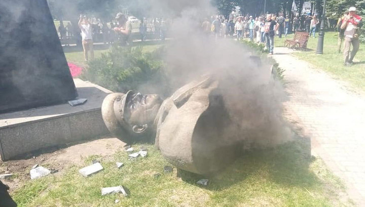 В Харькове националисты снесли бюст маршала Жукова